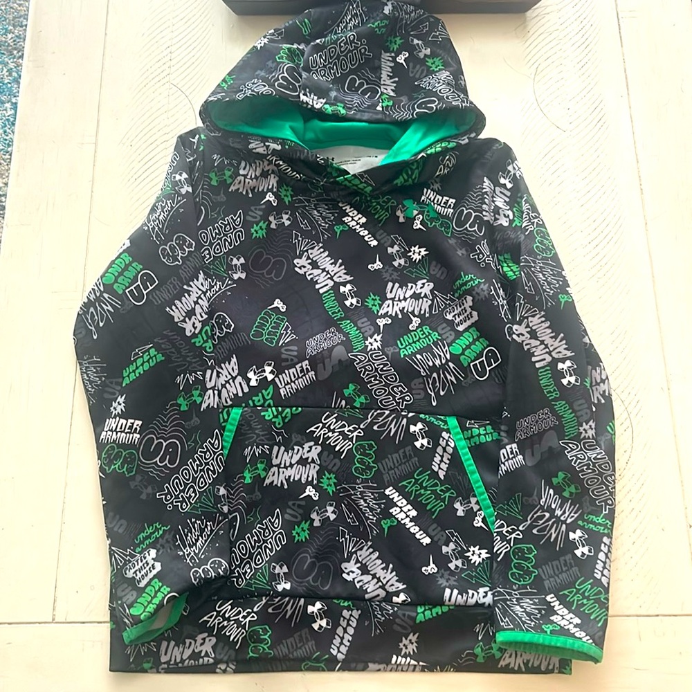 Under Armour hooded sweatshirt size M